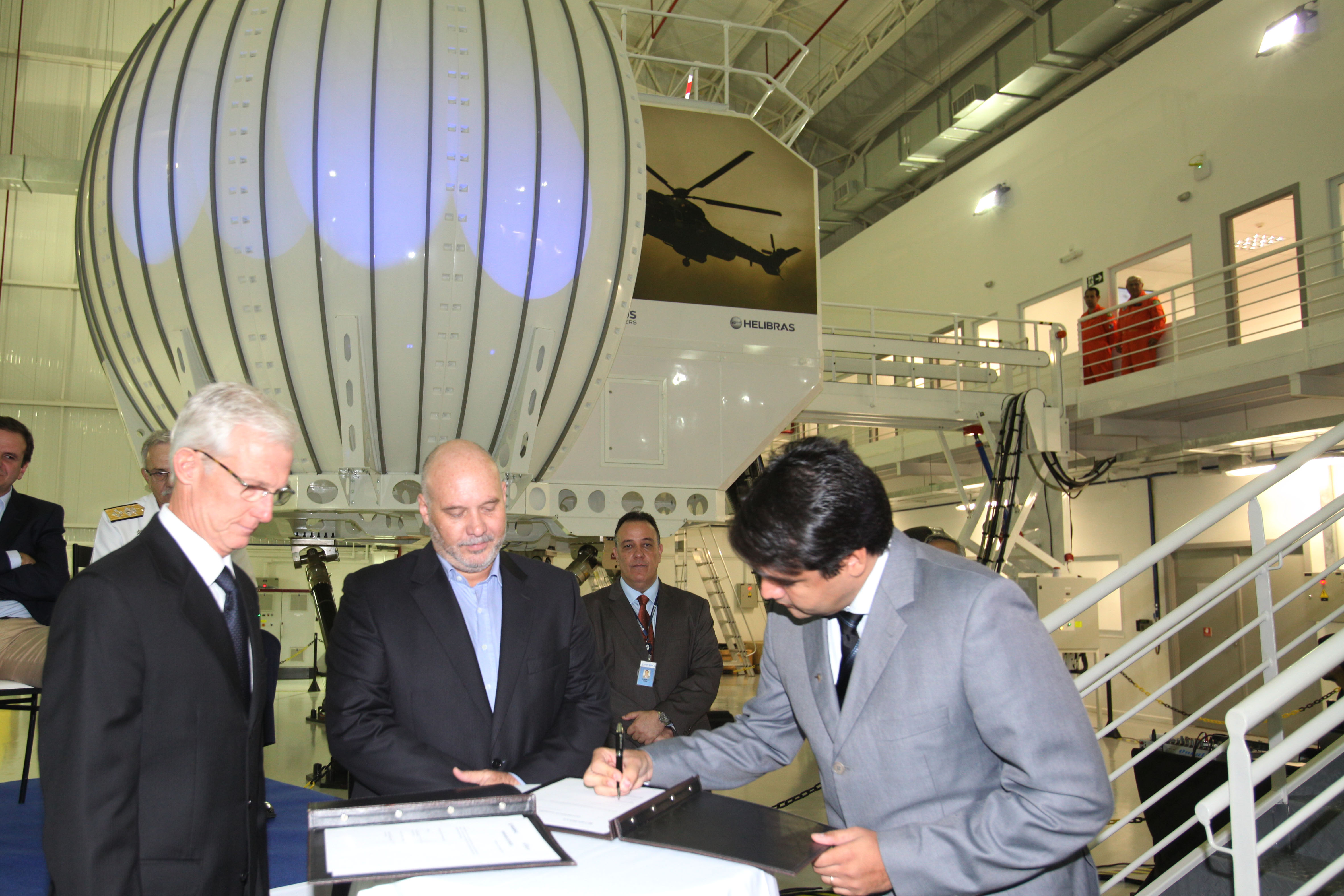 Helibras assina memorando de intenção para treinamentos para operadores offshore