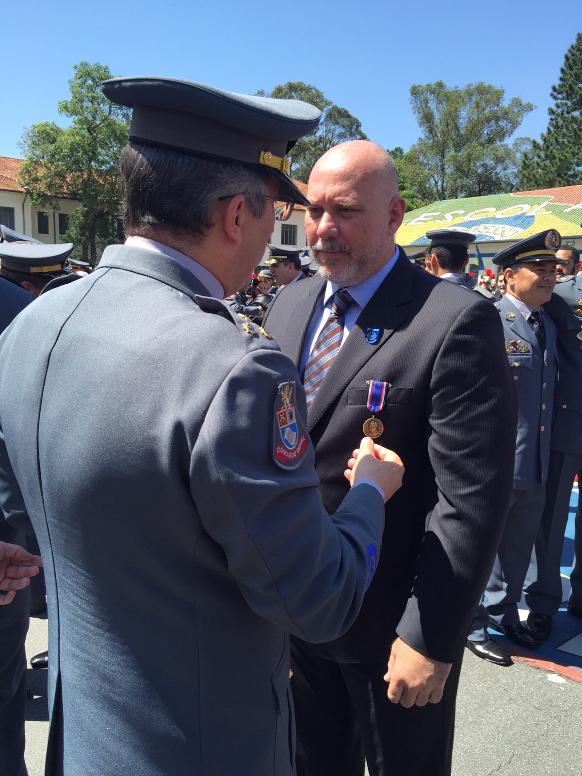 Presidente da Helibras recebe medalha Brigadeiro Tobias