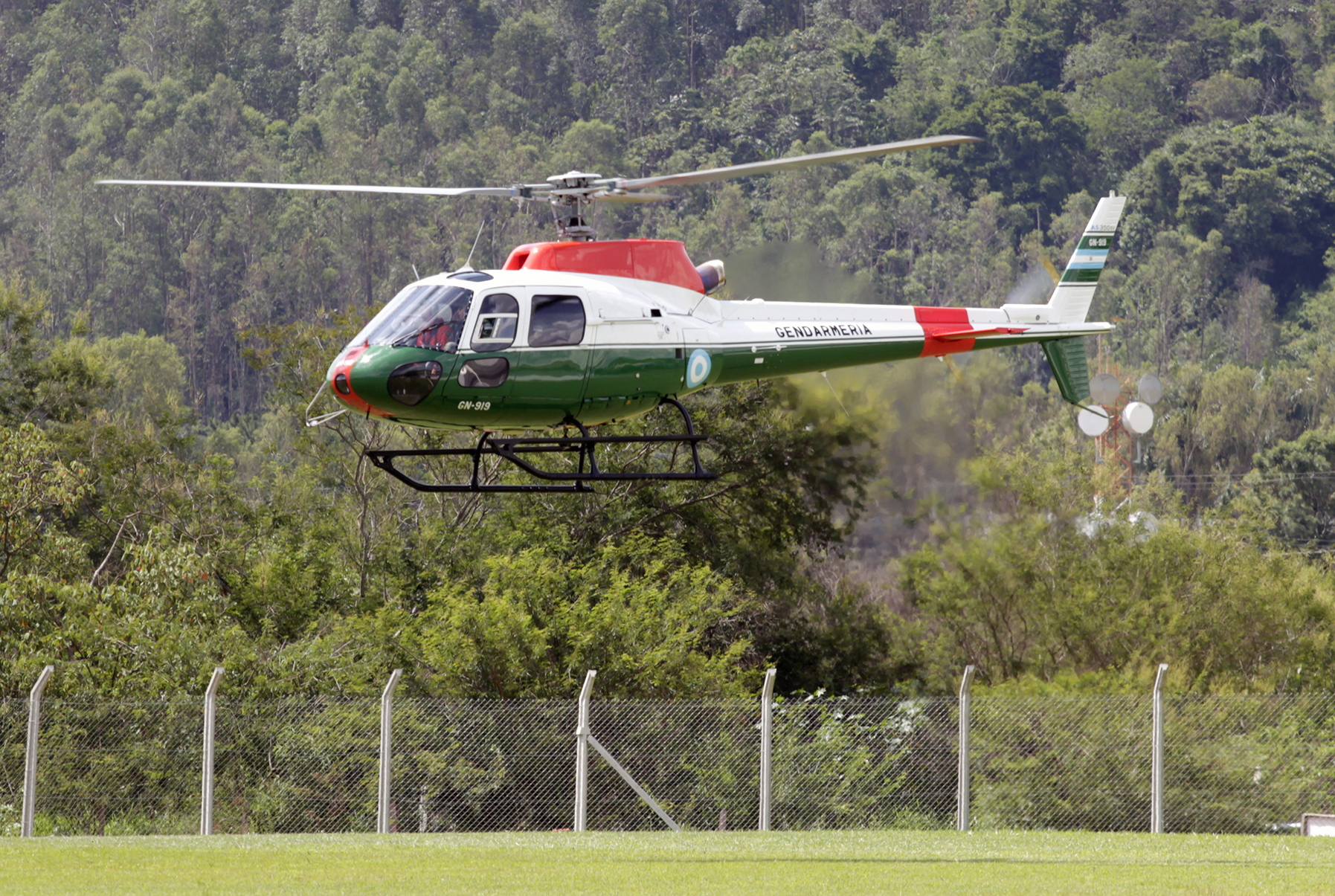 Helibras entrega Esquilo modernizado à Argentina