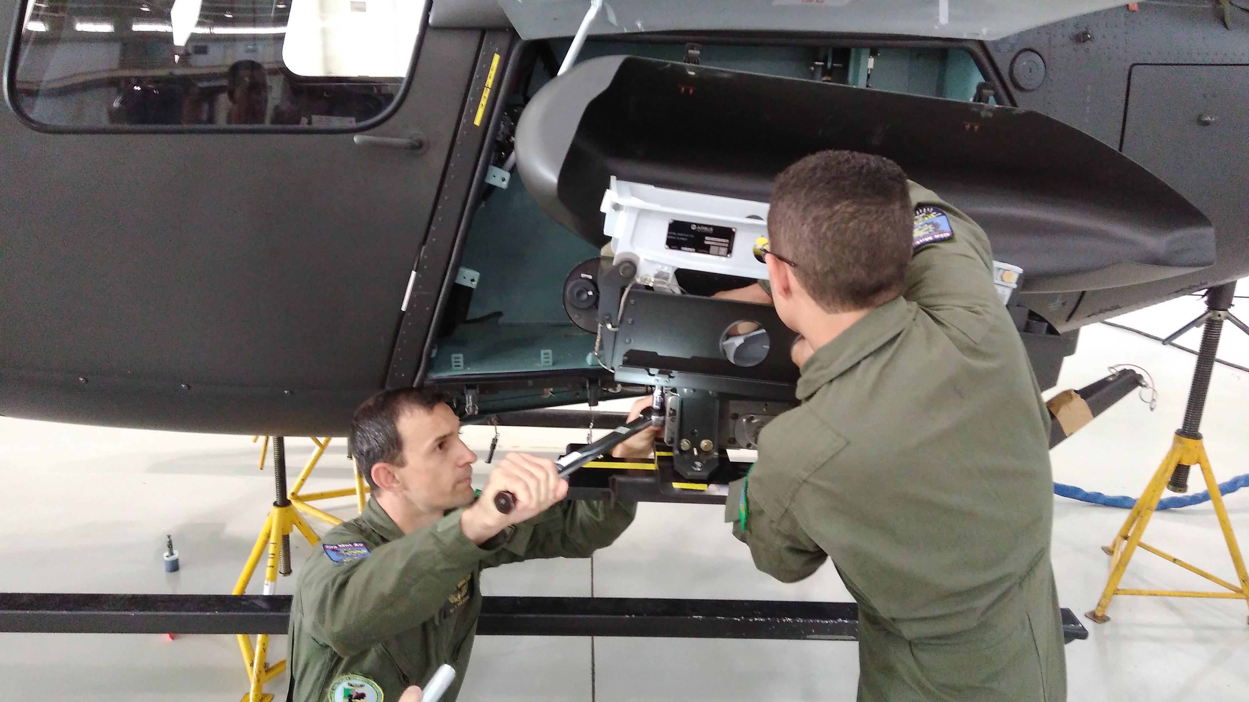 Mecânicos do Exército recebem treinamento em novo Sistema de Armamento Axial do Fennec